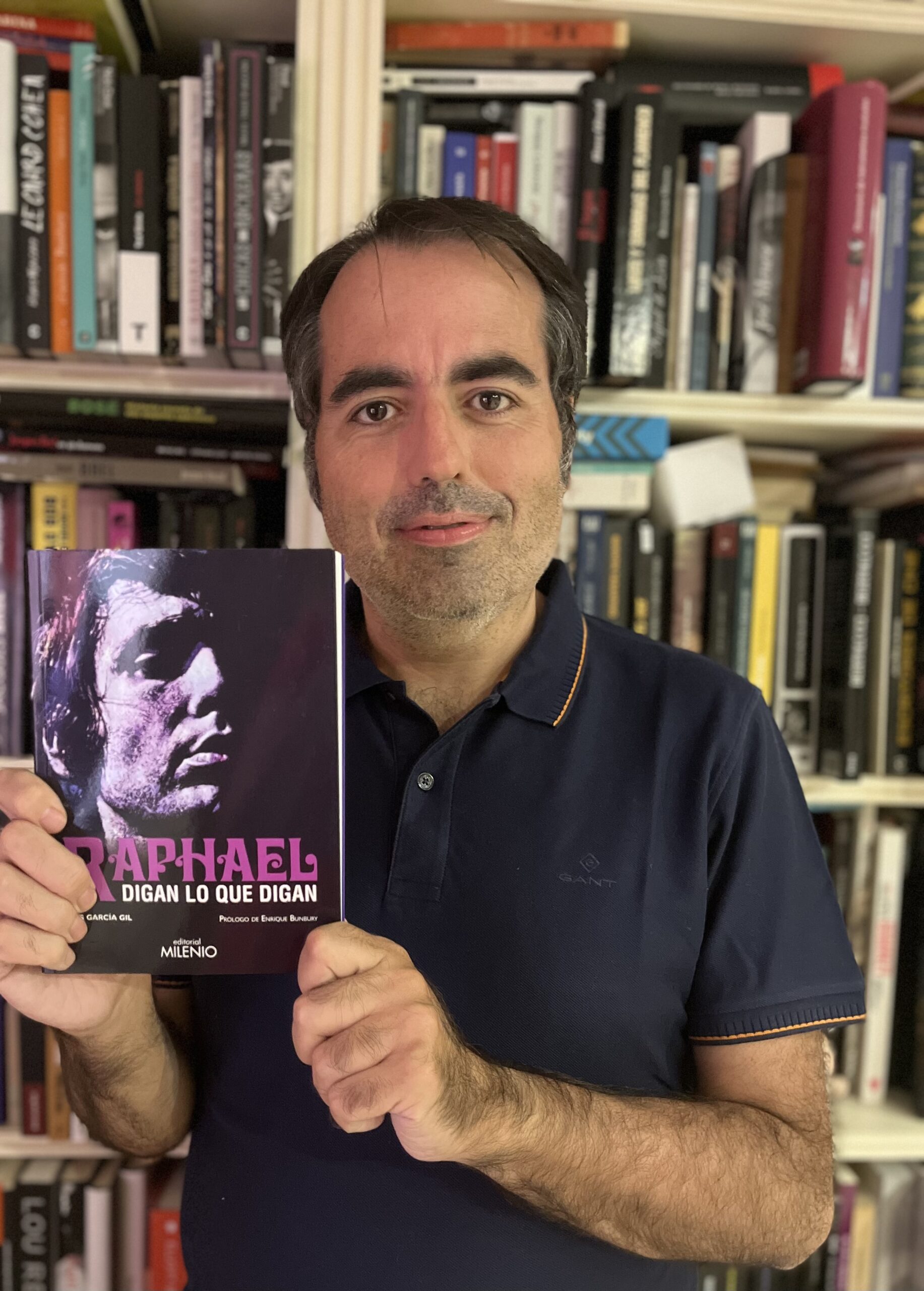 Editorial Milenio publica ‘Raphael. Digan lo que digan’, un retrato biográfico de este popular y controvertido artista que lleva más de seis décadas sobre los escenarios